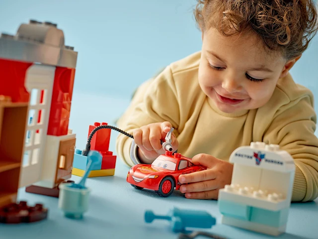 Tuotekuva 3 - McQueenin vierailu Docin tallilla LEGO® DUPLO Disney™ (10456)