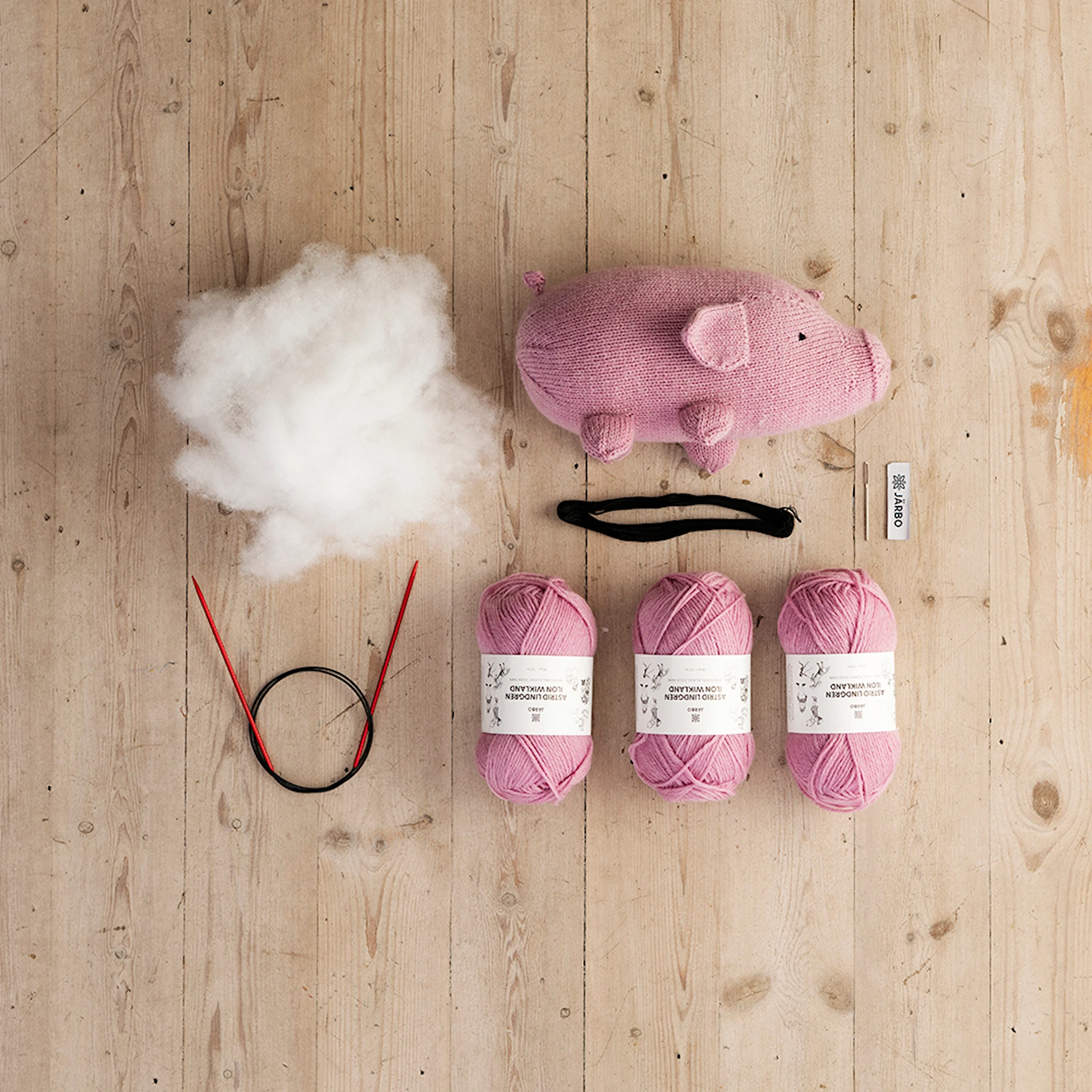 Produktbild för Astrid Lindgren Ilon Wikland stickkit Grisen bamsen Järbo