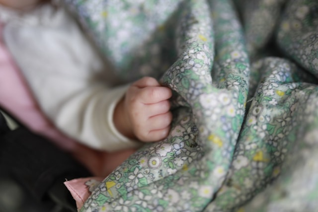 Produktbilde 2 for Elsa Beskow Blomsterfesten Quiltet teppe Rätt Start