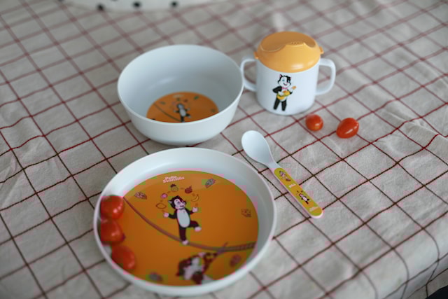 Tuotekuva 2 - Pelle Possu Lautanen reunalla Nektariini Rätt Start