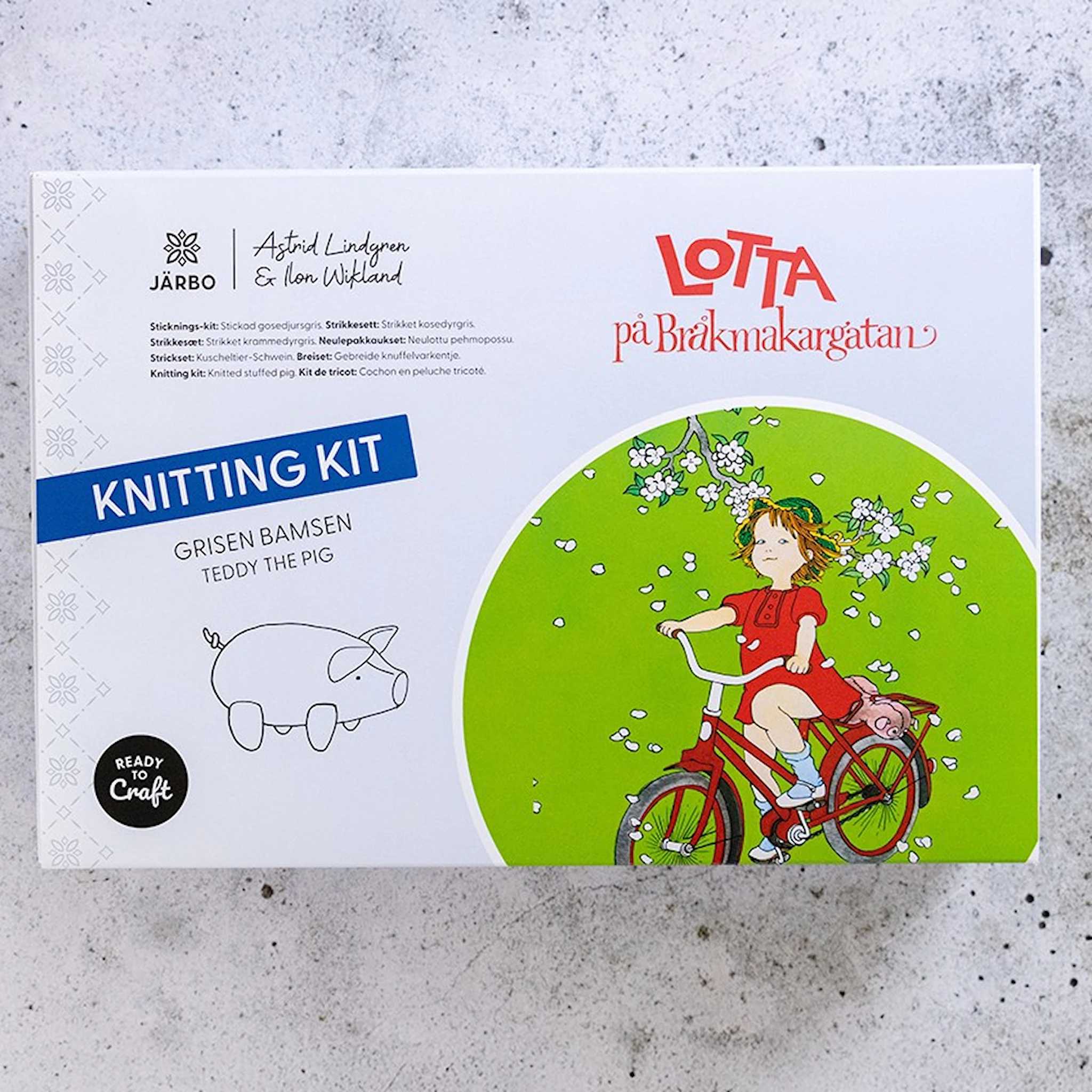 Produktbild för Astrid Lindgren Ilon Wikland stickkit Grisen bamsen Järbo