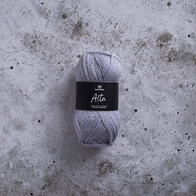Asta Garn Ullmix 50 g Ljuslila Svarta Fåret