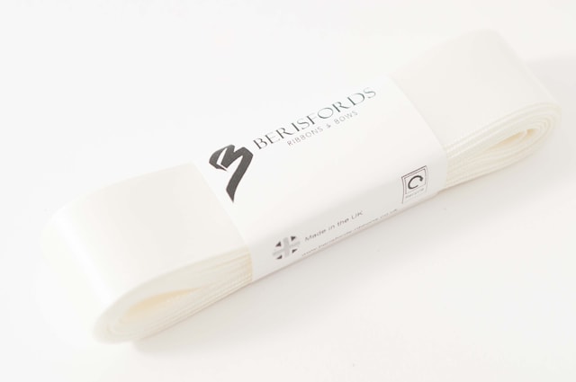 Naturvitt Satinband 25mm x 5 meter