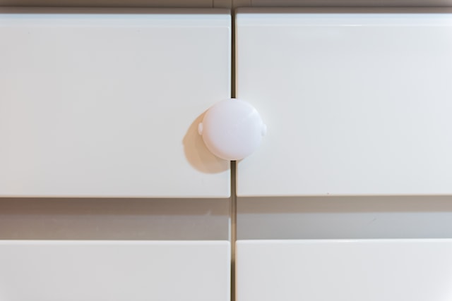 Tuotekuva 2 - Itsekiinnittyvä Lukko Kaappeihin, Joissa On Kaksi Ovea Safe & Care