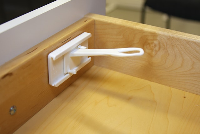 Produktbilde 1 for Selvklebende Skap og Skuffelås For Nedre Skuffer Safe & Care