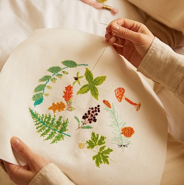 Tuotekuva 1 - Brodeerauspakkaus, metsänrauhan motiivi, 17,1 x 20 cm, DMC Mindfulness