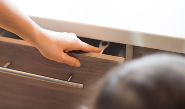 Produktbild 2 för Självhäftande Skåp och Lådspärr För Lådor Som Sitter Överst Safe & Care