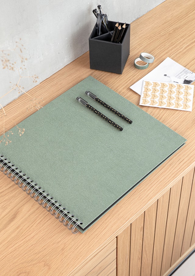 Tuotekuva 4 - Valokuva-albumi Soft Teal Mustilla Lehdyköillä 35x31,5cm Bigso Box of Sweden