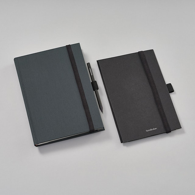 Produktbild 1 för Förvaringsficka med elastisk band och pennhållare - Patch Pocket Black Semikolon