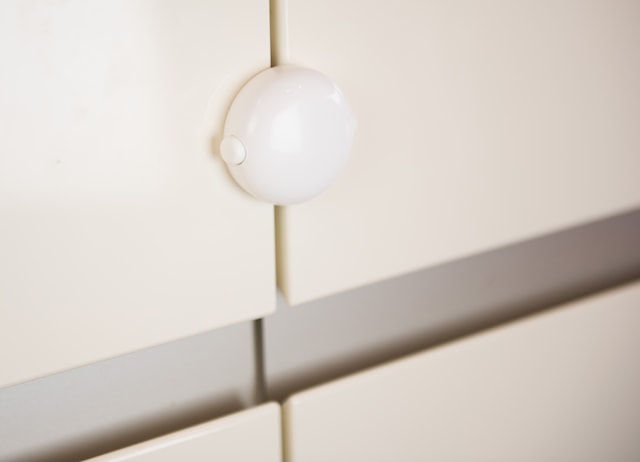 Produktbild 1 för Självhäftande Lås För Skåp Med Dubbla Dörrar Safe & Care