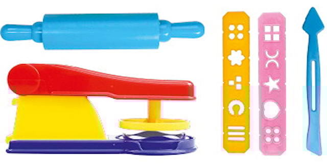 Tuotekuva 3 - Leikkimassakirja tarvikkeiden kanssa Kärnan