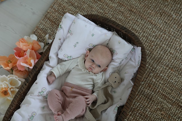 Produktbild 2 för Elsa Beskow Blomsterfesten Påslakanset vagn/vagga sand Rätt Start