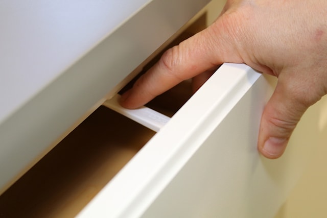 Produktbild 2 för Självhäftande Skåp och Låspärr För Nedre Lådor Safe & Care