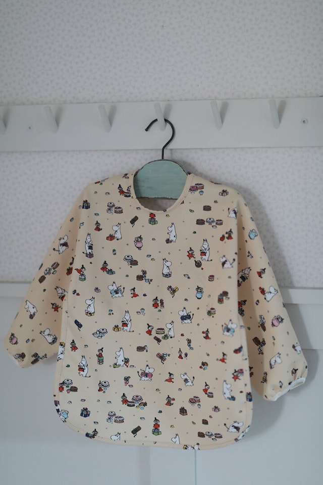 Produktbild 2 för Mumin Picknick Haklapp med Ärm Beige Rätt Start