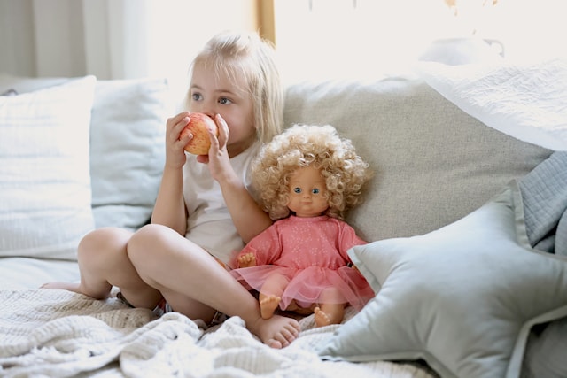 Tuotekuva 3 - Lillan Nukke Vaaleat Hiukset 36 cm Micki