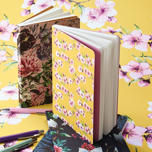 Produktbild 2 för Anteckningsbok A5 Cherry Blossom Yellow Linjerad 192 sidor Cedon