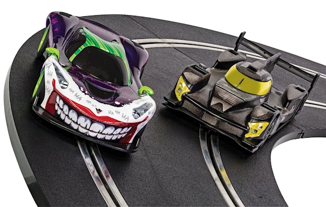 Produktbild 3 för Superslot (Scalextric) Spark Plug 1:32 Batman Vs Joker Race Set