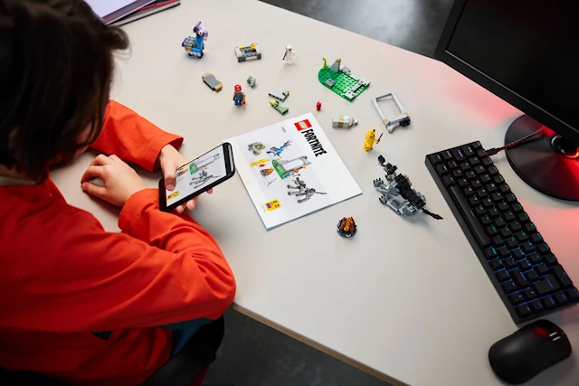 Produktbilde 3 for Peely og Sparkplug slår leir på sletten LEGO® Fortnite (77075)