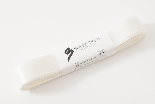 Naturvitt Satinband 15mm x 5 meter